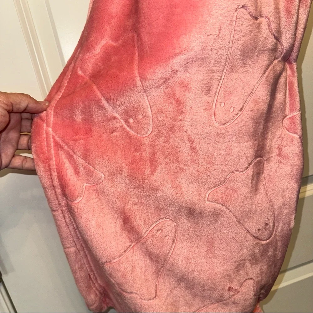 HALLOWEEN Pink Ghost EMBOSSED Print Blanket NWT 50x70
